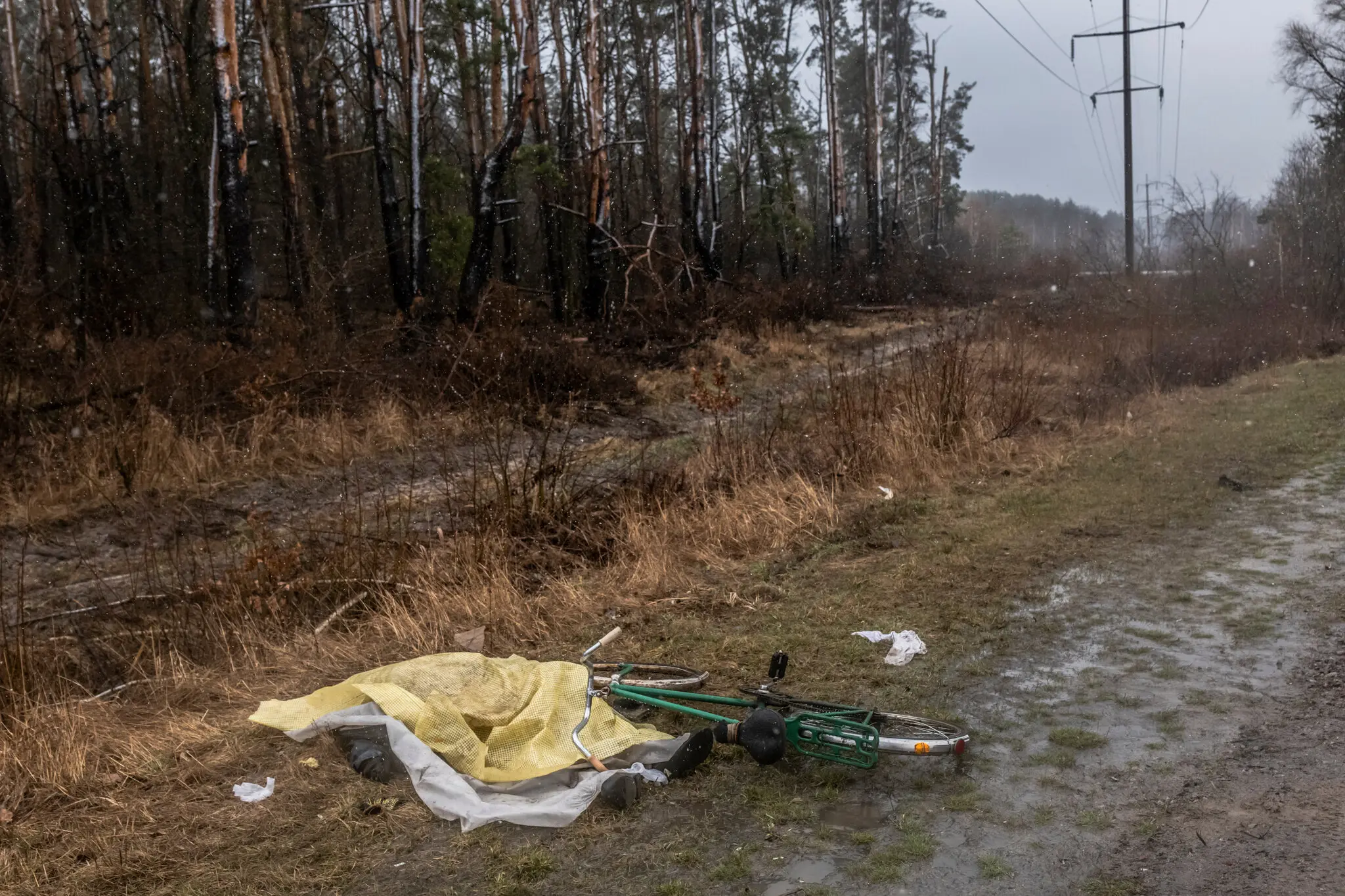 Під Бучею 3 квітня тіло мирного жителя накрите поліетиленовою плівкою.